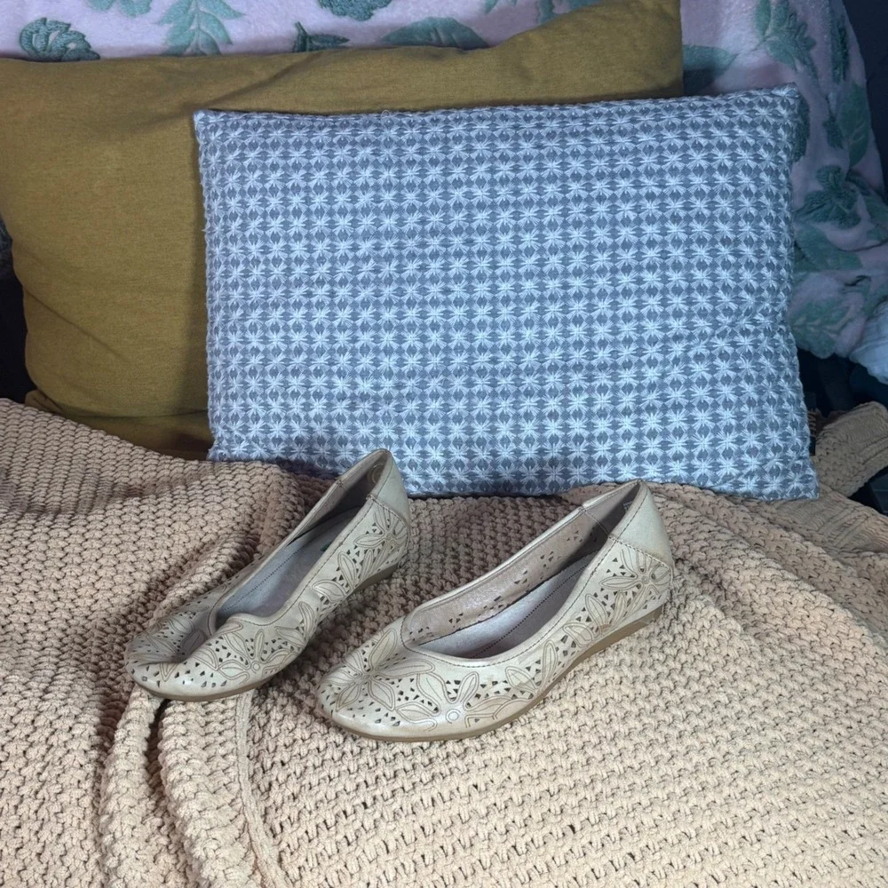 Baretraps Beige Cutout Ballet Flats Women's‎ 7M Memory Foam Comfort Shoes